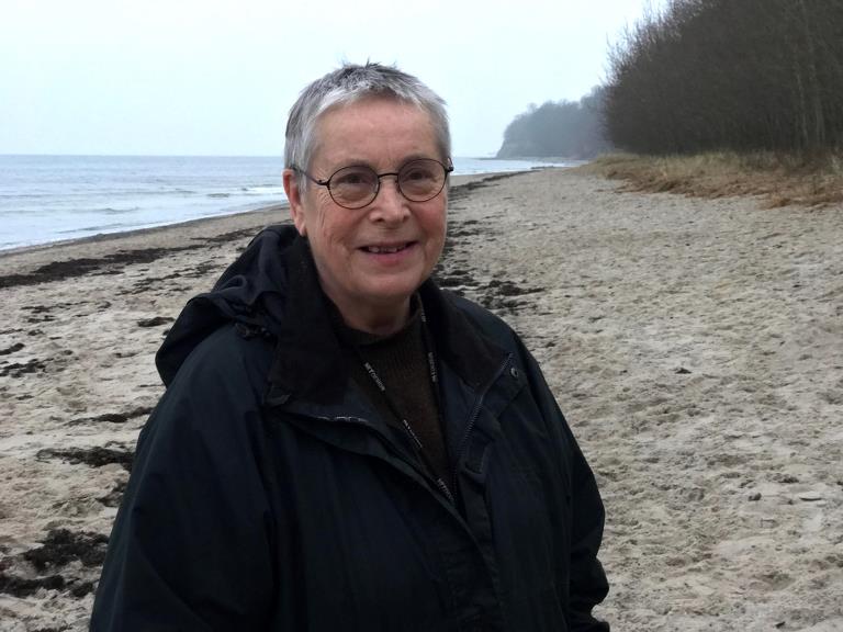 Annette Greenfort på efterårstur ved stranden