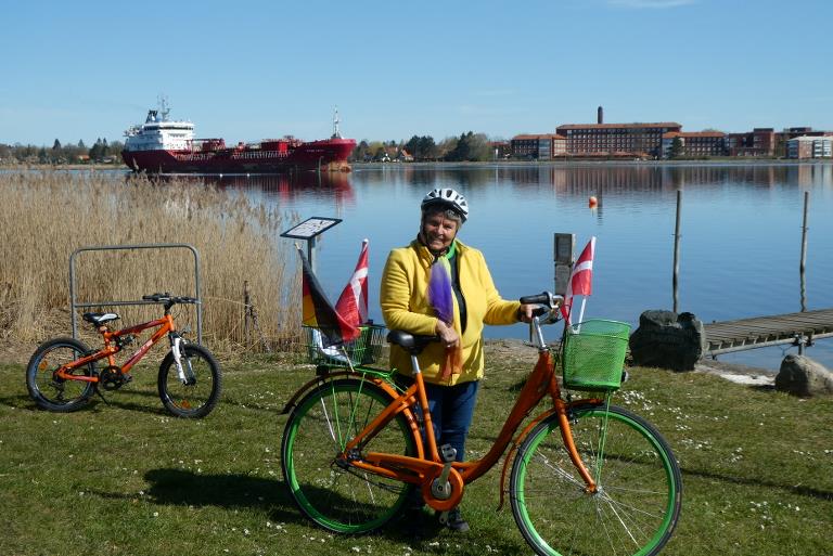 Birgitt Bjerre med cykel ved lystbådehavn
